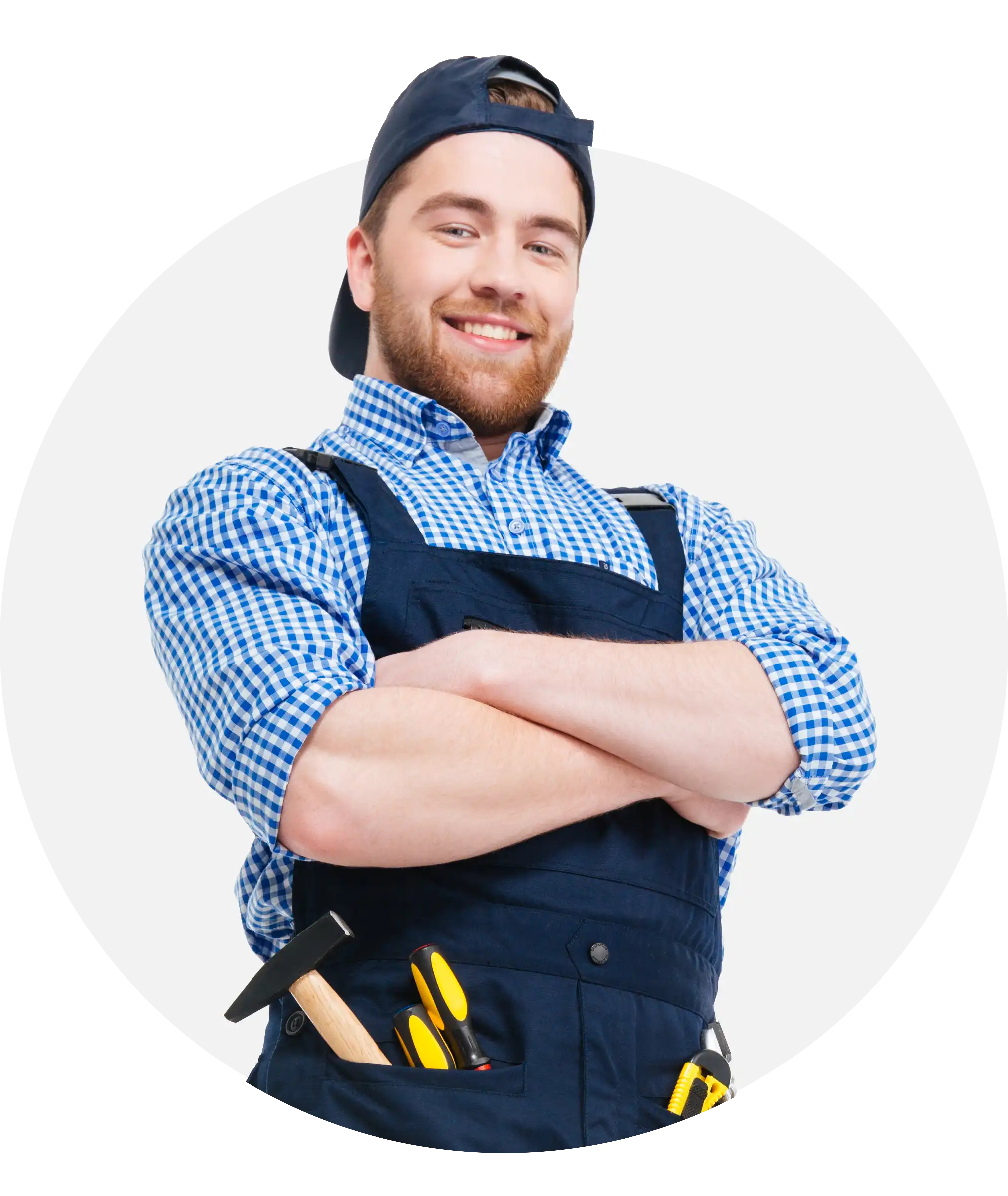 Glücklicher, selbstbewusster junger Bauarbeiter mit verschränkten Armen